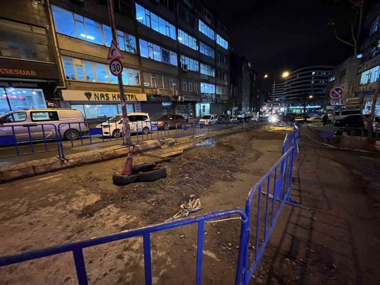 GÜNGÖREN’DE İSKİ’NİN ÇALIŞMASI SIRASINDA AYNI YOL İKİNCİ KEZ ÇÖKTÜ