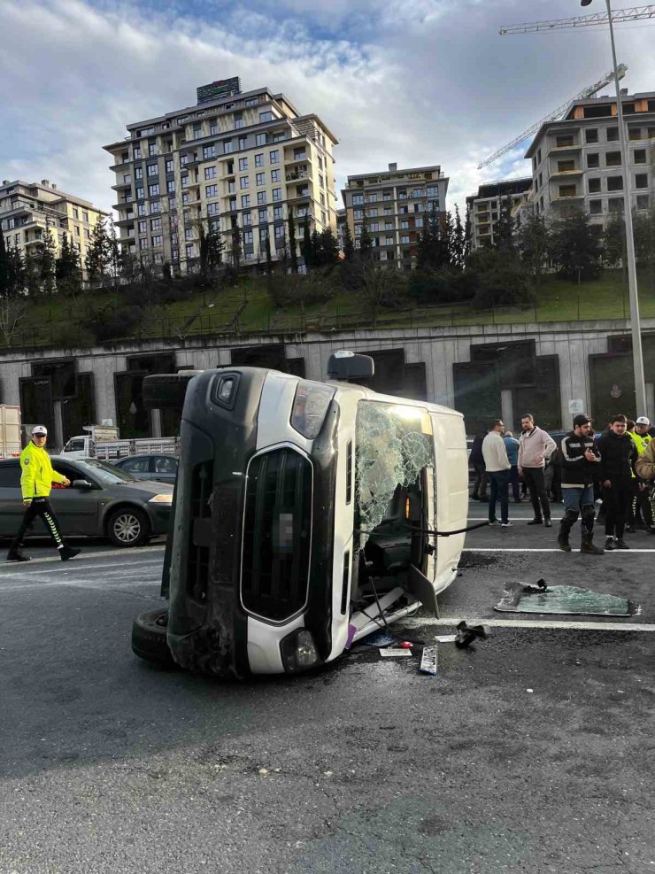 İSTANBUL’DA ÖĞRENCİ SERVİSİ DEVRİLDİ: 7’Sİ ÖĞRENCİ 10 YARALI