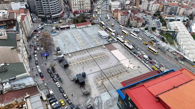 BEYOĞLU’NDAKİ ÇATLAYAN KOLANLARI NEDENİYLE BOŞALTILAN İSPARK HAVADAN GÖRÜNTÜLENDİ