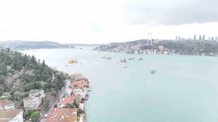 İSTANBUL BOĞAZI’NDA BALIKÇI TEKNELERİ AKINTIYA KAPILDI