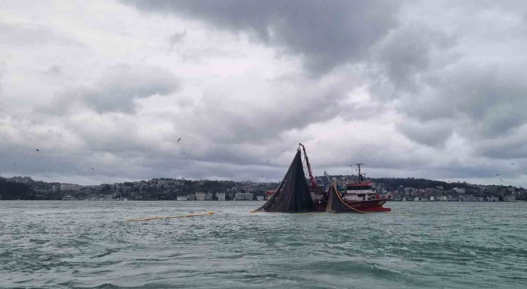 İSTANBUL BOĞAZI’NDA BALIKÇI TEKNELERİ AKINTIYA KAPILDI