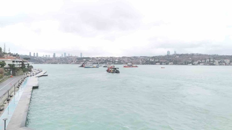 İSTANBUL BOĞAZI’NDA BALIKÇI TEKNELERİ AKINTIYA KAPILDI