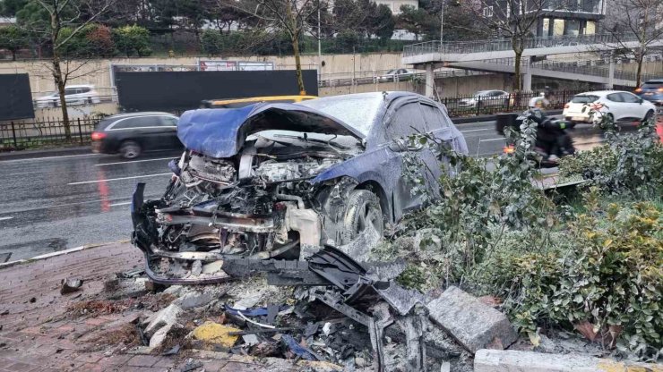 ŞİŞLİ’DE KAZA SONRASI ARAÇTA YANGIN ÇIKTI: 2 YARALI