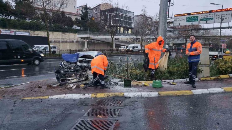 ŞİŞLİ’DE KAZA SONRASI ARAÇTA YANGIN ÇIKTI: 2 YARALI