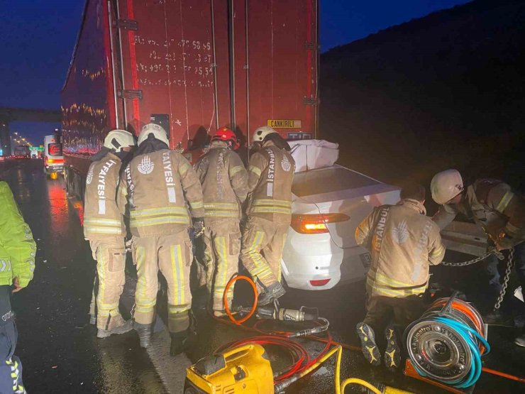 KUZEY MARMARA OTOYOLU’NDA OTOMOBİL TIRA ÇARPTI: 1 ÖLÜ