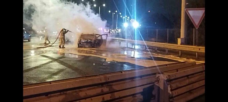 15 TEMMUZ ŞEHİTLER KÖPRÜSÜ’NDE OTOMOBİL ALEV ALEV YANDI