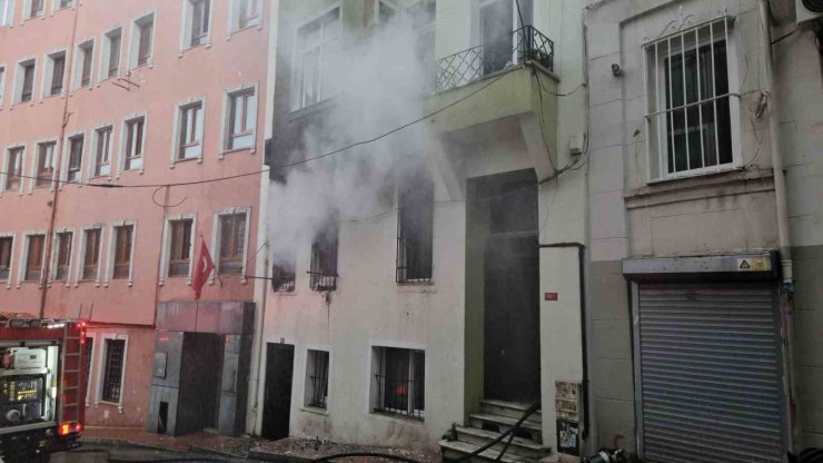 BEYOĞLU’NDA KORKUTAN YANGIN: KALBİ DURAN KEDİYİ İTFAİYE HAYATA DÖNDÜRDÜ