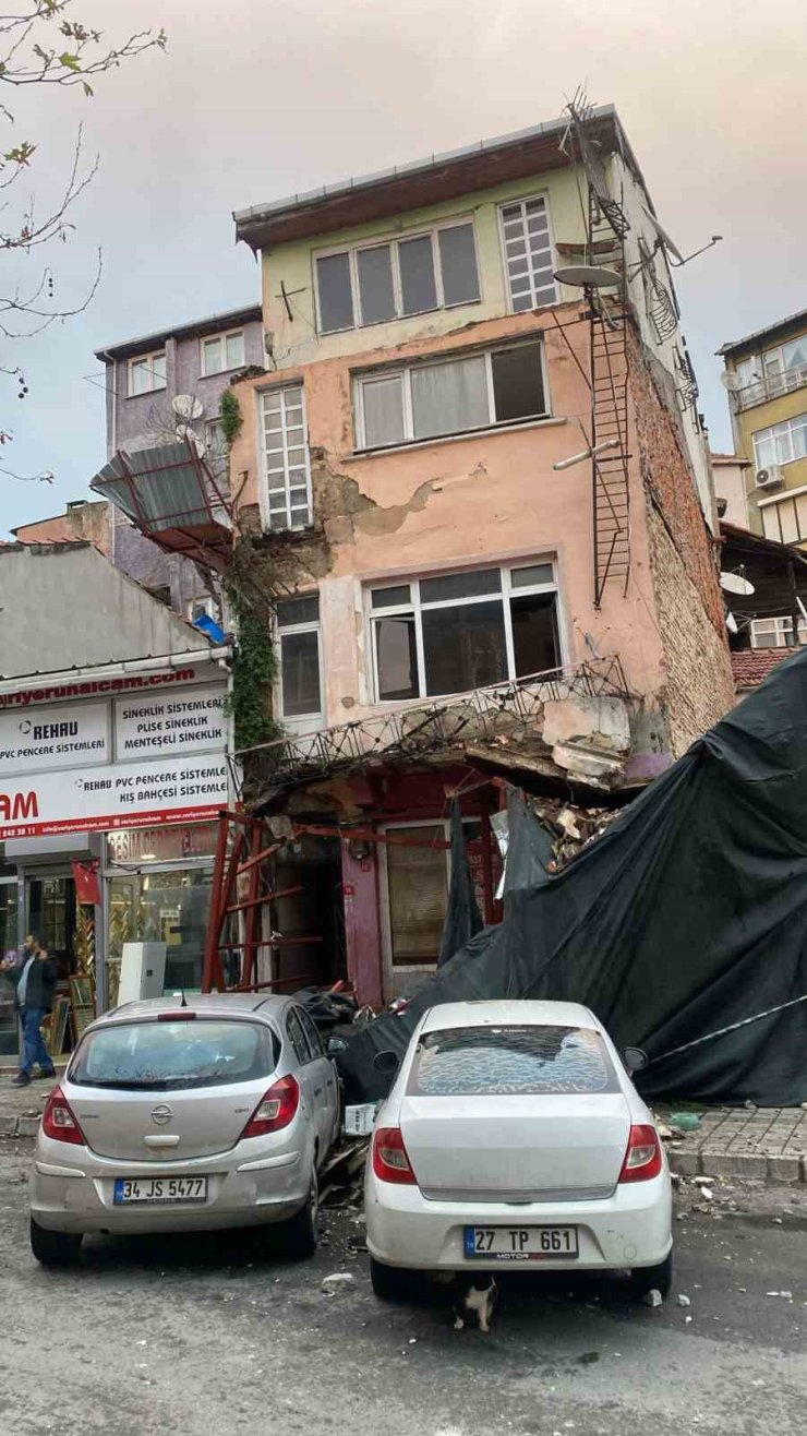 SARIYER’DE METRUK BİNANIN BALKONU ÇÖKTÜ: İKİ ARAÇ HASAR GÖRDÜ