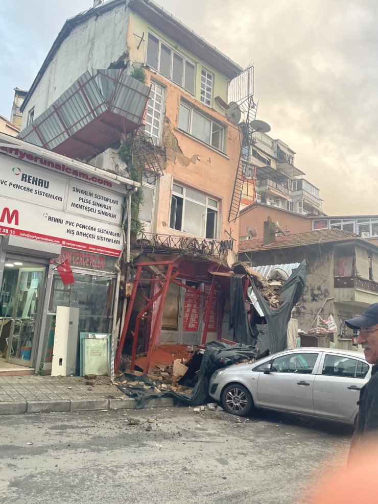 SARIYER’DE METRUK BİNANIN BALKONU ÇÖKTÜ: İKİ ARAÇ HASAR GÖRDÜ