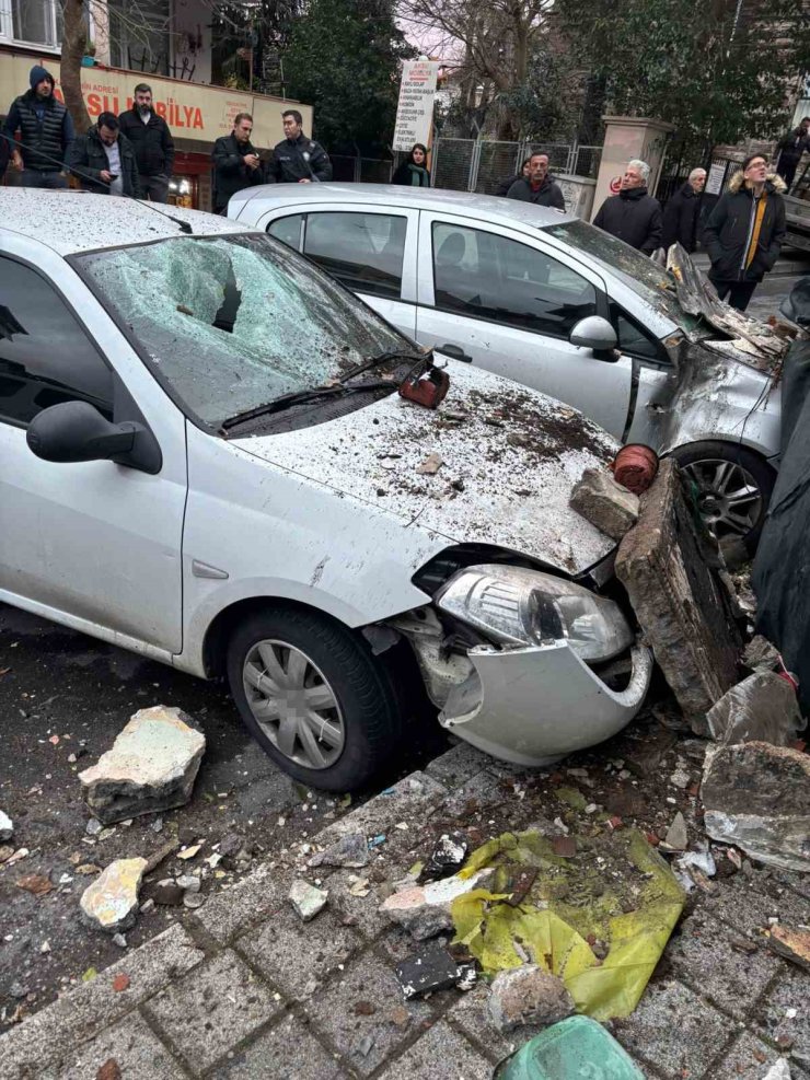 SARIYER’DE METRUK BİNANIN BALKONU ÇÖKTÜ: İKİ ARAÇ HASAR GÖRDÜ