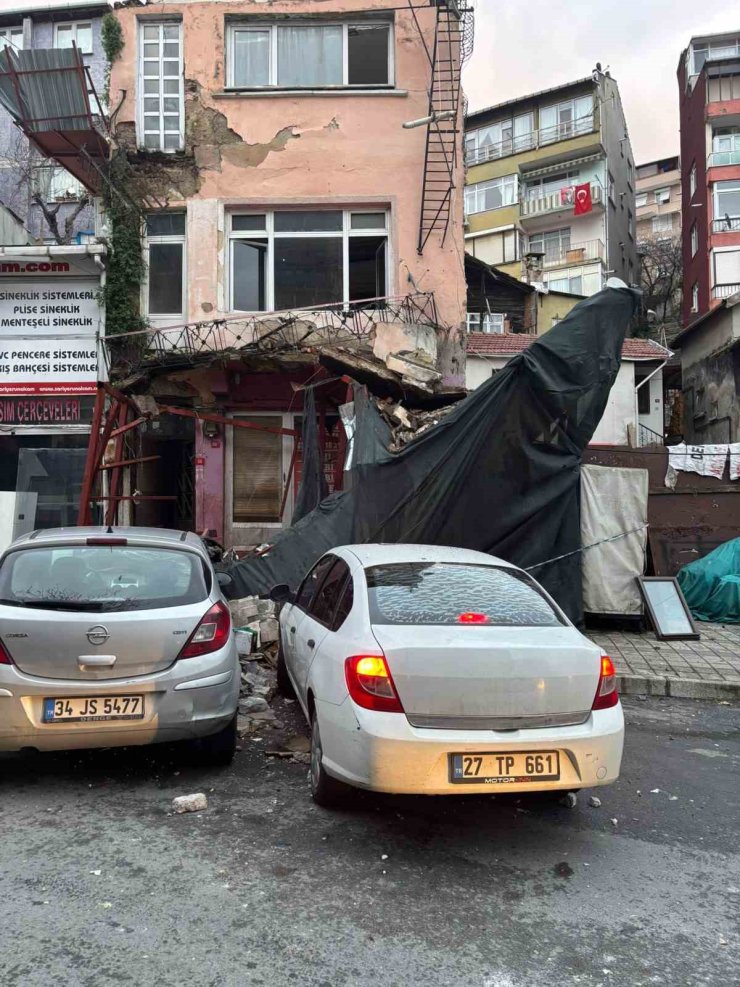 SARIYER’DE METRUK BİNANIN BALKONU ÇÖKTÜ: İKİ ARAÇ HASAR GÖRDÜ