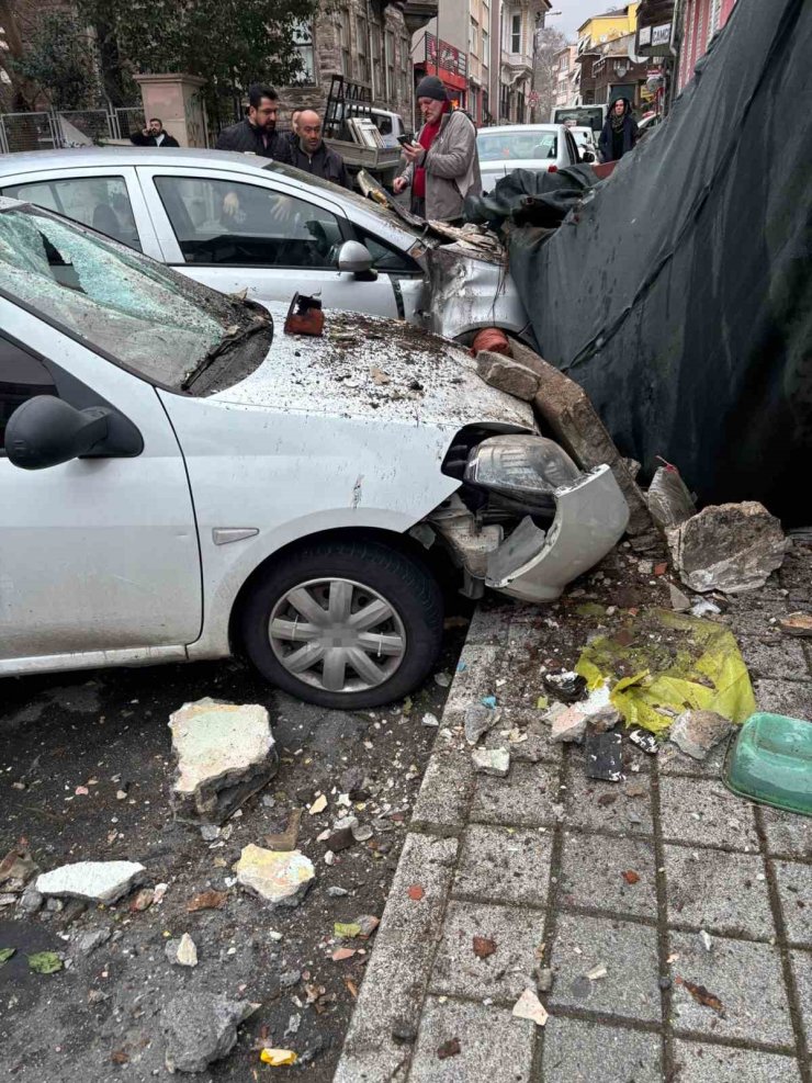 SARIYER’DE METRUK BİNANIN BALKONU ÇÖKTÜ: İKİ ARAÇ HASAR GÖRDÜ