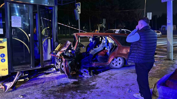 EYÜPSULTAN’DA TOFAŞ OTOMOBİL İETT OTOBÜSÜ İLE KAFA KAFA ÇARPIŞTI: 2 AĞIR YARALI