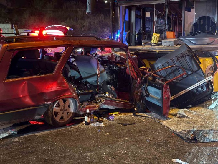 EYÜPSULTAN’DA TOFAŞ OTOMOBİL İETT OTOBÜSÜ İLE KAFA KAFA ÇARPIŞTI: 2 AĞIR YARALI