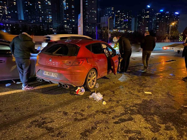 ÜSKÜDAR’DA 3 ARAÇLI ZİNCİRLEME KAZA: 5 YARALI