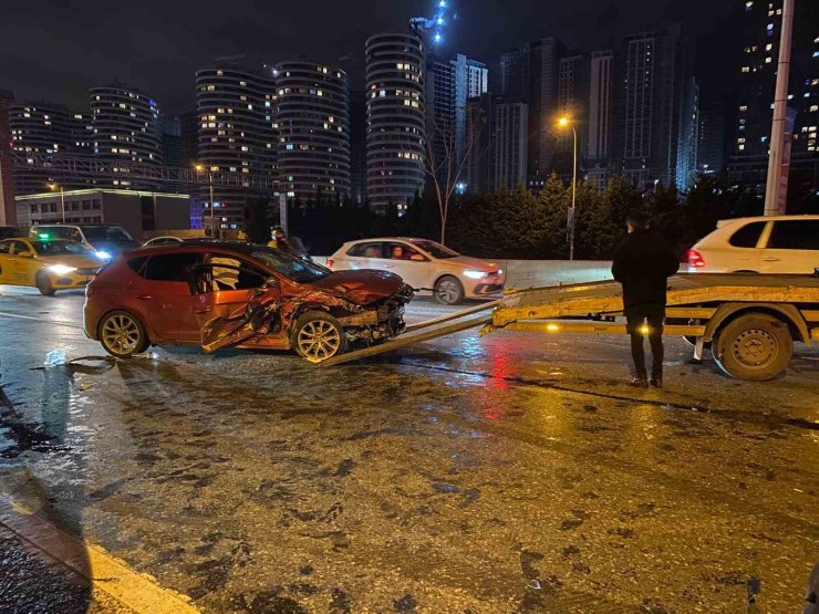 ÜSKÜDAR’DA 3 ARAÇLI ZİNCİRLEME KAZA: 5 YARALI