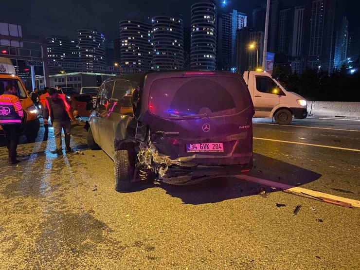 ÜSKÜDAR’DA 3 ARAÇLI ZİNCİRLEME KAZA: 5 YARALI