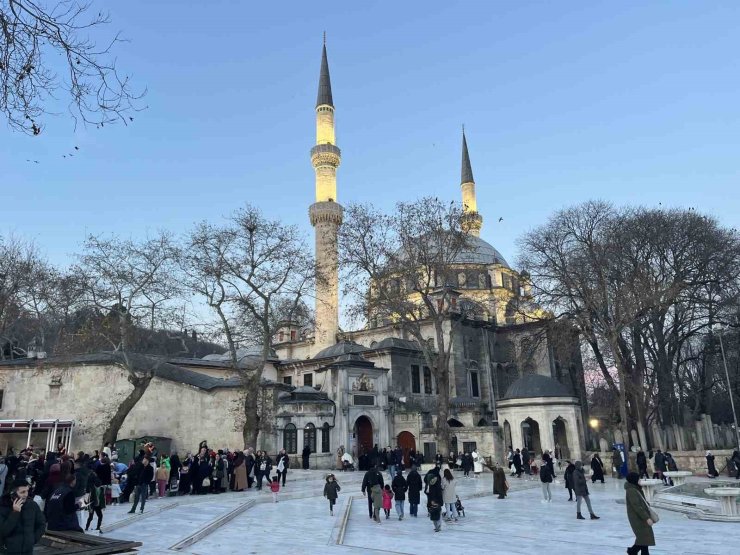 REGAİP KANDİLİ’NDE VATANDAŞLAR EYÜPSULTAN CAMİİ’NE AKIN ETTİ