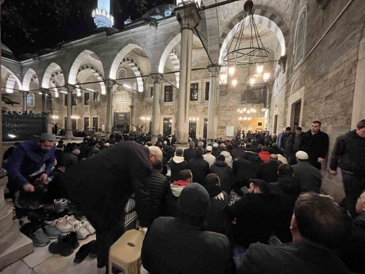 REGAİP KANDİLİ’NDE VATANDAŞLAR EYÜPSULTAN CAMİİ’NE AKIN ETTİ