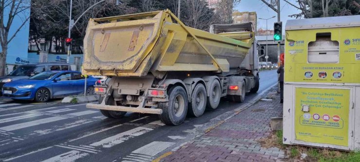 BEYLİKDÜZÜ’NDE YOLA YAĞ DÖKÜLDÜ, SÜRÜCÜLER ZOR ANLAR YAŞADI