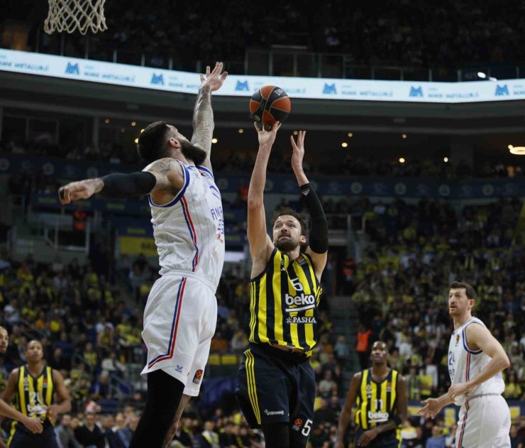 EUROLEAGUE’DE TÜRK DERBİSİNİ FENERBAHÇE KAZANDI