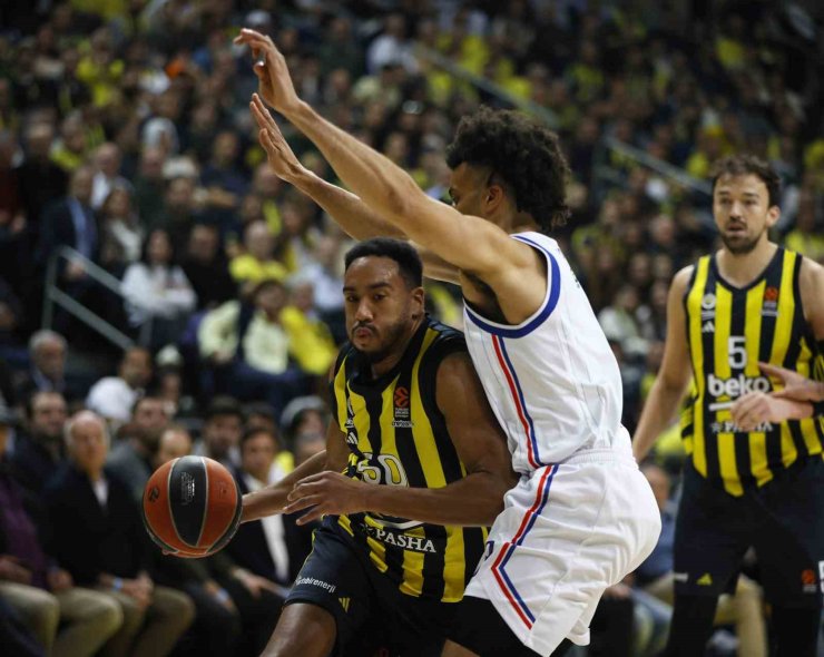 EUROLEAGUE’DE TÜRK DERBİSİNİ FENERBAHÇE KAZANDI