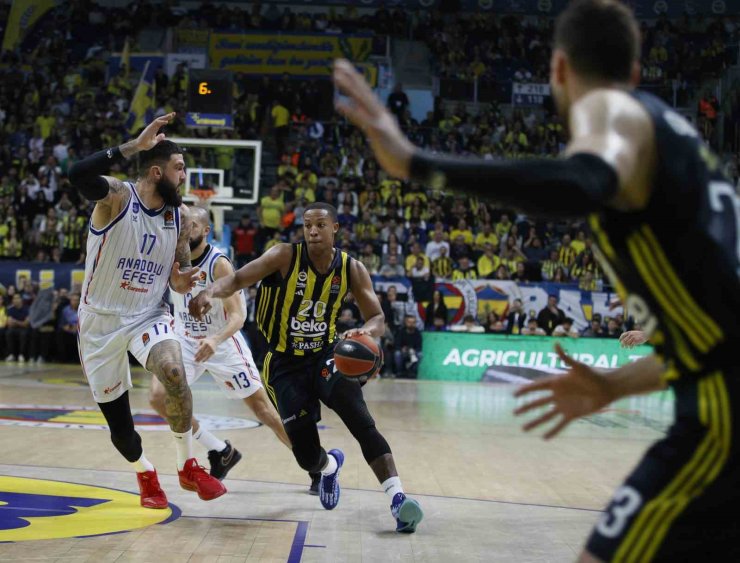 EUROLEAGUE’DE TÜRK DERBİSİNİ FENERBAHÇE KAZANDI