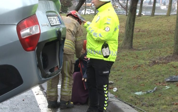 BAŞAKŞEHİR’DE TERS DÖNEN OTOMOBİLDEKİ 3 KİŞİ BURNU BİLE KANAMADAN KURTULDU