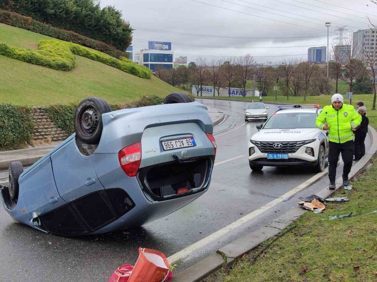 BAŞAKŞEHİR’DE TERS DÖNEN OTOMOBİLDEKİ 3 KİŞİ BURNU BİLE KANAMADAN KURTULDU