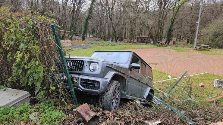 SARIYER’DE KONTROLDEN ÇIKAN ARAÇ YAŞLI KADINA ÇARPTI