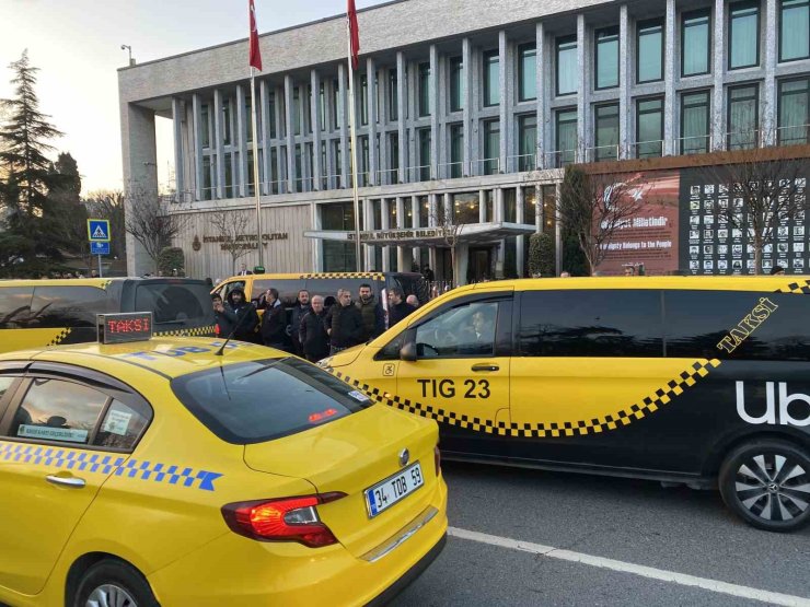 İBB ÖNÜNDE TAKSİCİ EYLEMİ: "BÜTÜN ESNAFIMIZ BATAKLIĞIN İÇİNDE BATMIŞ DURUMDA"