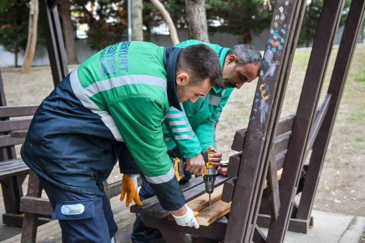 ESENYURT’UN PARKLARI YENİLENİYOR