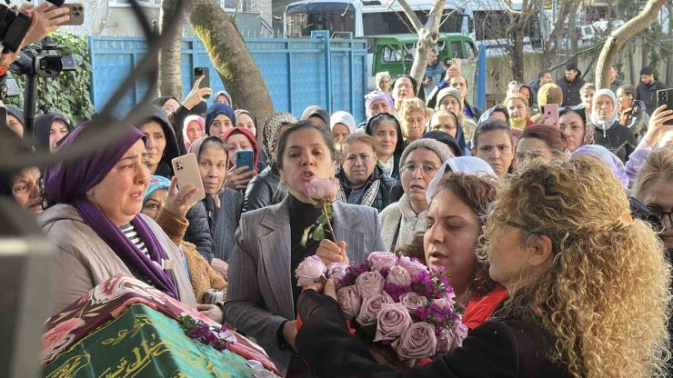 EYÜPSULTAN’DA EŞİ TARAFINDAN SİLAHLA VURULARAK ÖLDÜRÜLEN KADIN SON YOLCULUĞUNA UĞURLANDI