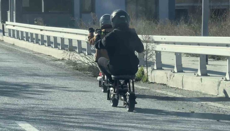 TRAFİKTE İLGİNÇ ANLAR: TABURENİN ÜZERİNE OTURARAK ELEKTRİKLİ SCOOTER KULLANDILAR