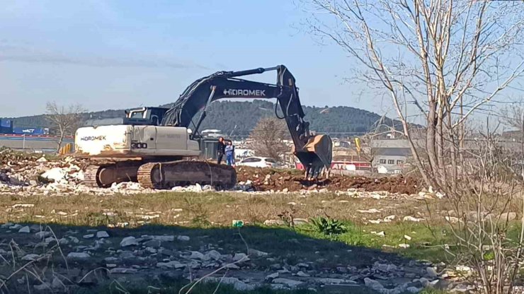 TUZLA’DA TEHLİKE SAÇAN MOLOZ YIĞINLARI GÜNDEME GELDİ, BELEDİYE HAREKETE GEÇTİ