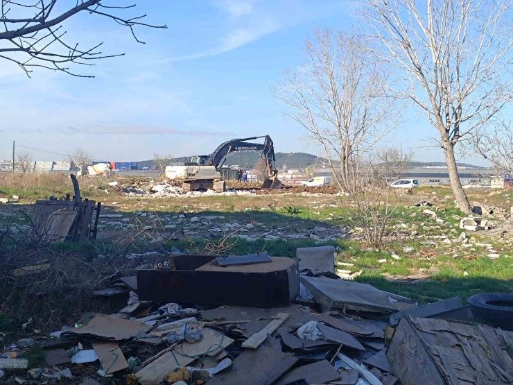 TUZLA’DA TEHLİKE SAÇAN MOLOZ YIĞINLARI GÜNDEME GELDİ, BELEDİYE HAREKETE GEÇTİ