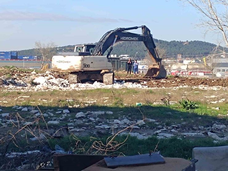 TUZLA’DA TEHLİKE SAÇAN MOLOZ YIĞINLARI GÜNDEME GELDİ, BELEDİYE HAREKETE GEÇTİ