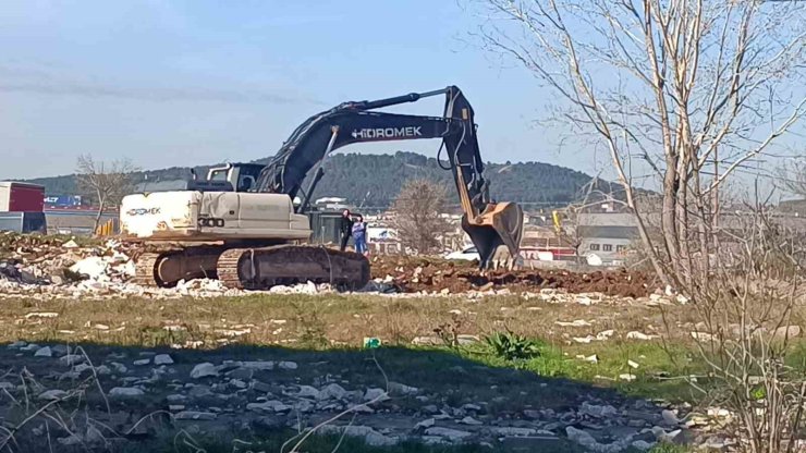 TUZLA’DA TEHLİKE SAÇAN MOLOZ YIĞINLARI GÜNDEME GELDİ, BELEDİYE HAREKETE GEÇTİ