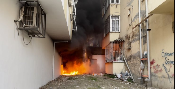 AVCILAR’DA BİNA BOŞLUĞUNDA ÇIKAN YANGIN DAİRELERE SIÇRADI