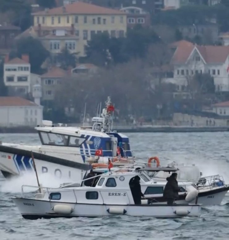 DALGA NEDENİYLE DENİZE DÜŞEN BALIKÇIYI KURTARMA OPERASYONU KAMERADA