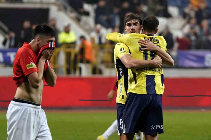 ZİRAAT TÜRKİYE KUPASI: KASIMPAŞA: 0 - FENERBAHÇE: 3 (İLK YARI)