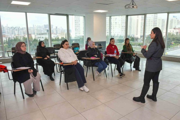 ESENYURT’TA EĞİTİMLE GÜÇLENEN KADINLAR BU KURSTA GELECEKLERİNE YÖN VERİYOR