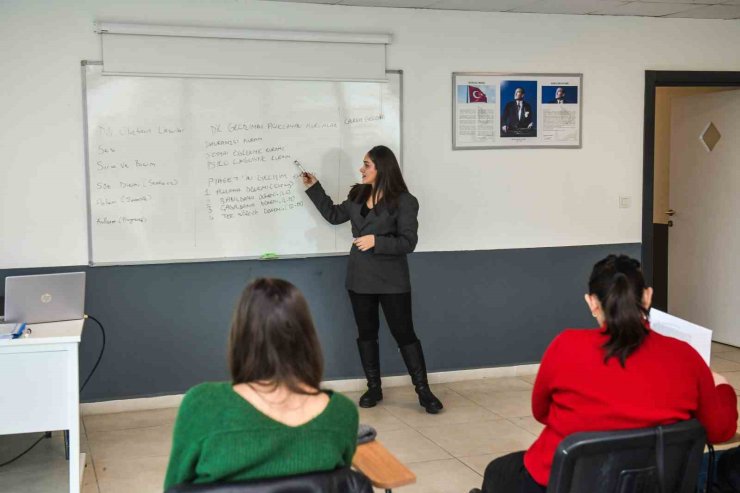 ESENYURT’TA EĞİTİMLE GÜÇLENEN KADINLAR BU KURSTA GELECEKLERİNE YÖN VERİYOR