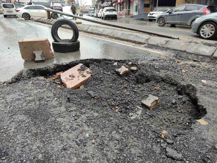 GÜNGÖREN’DE İBB’NİN YAPAMADIĞI YOL 46 GÜNDE 3’ÜNCÜ DEFA ÇÖKTÜ