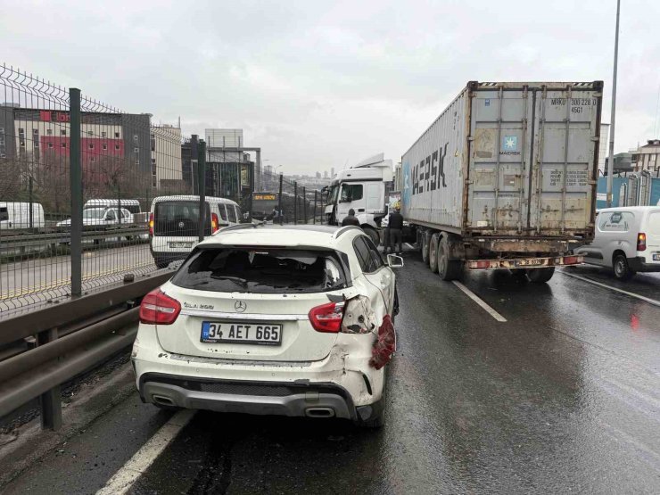 BEYLİKDÜZÜ’NDE E-5’TE KAZA: MAKASLAYAN TIR YOLU KAPATTI