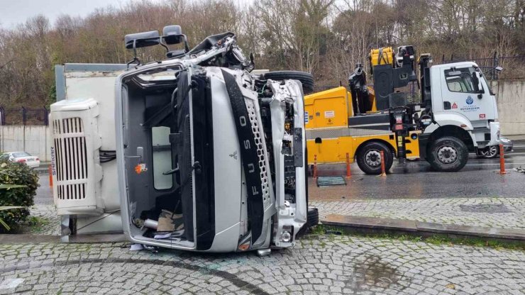 SARIYER’DE DİREKSİYON HAKİMİYETİNİ KAYBEDEN KAMYON ŞOFÖRÜ LÜKS OTOMOBİLE ÇARPTI: 3 YARALI