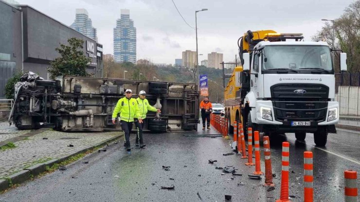 SARIYER’DE DİREKSİYON HAKİMİYETİNİ KAYBEDEN KAMYON ŞOFÖRÜ LÜKS OTOMOBİLE ÇARPTI: 3 YARALI