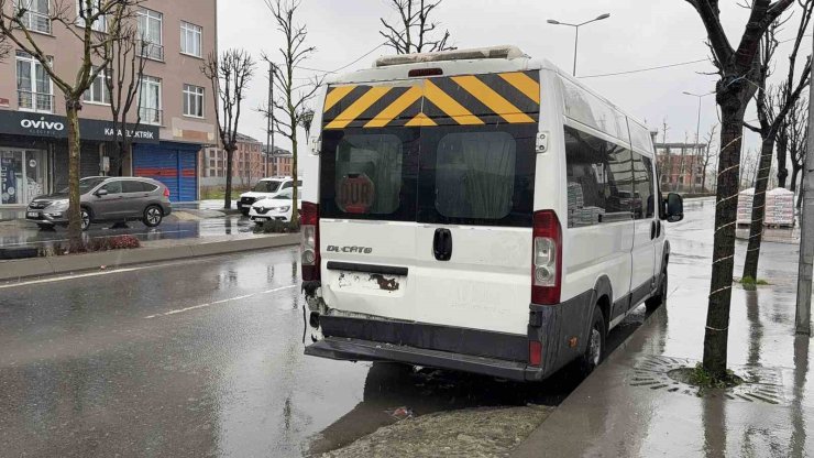 ARNAVUTKÖY’DE PARK HALİNDEKİ MİNİBÜSE ÇARPAN SÜRÜCÜ YER DEĞİŞTİRİP KAÇTI