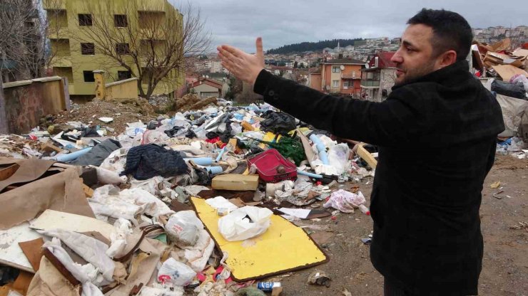 ÜSKÜDAR’DA ÇÖP VE MOLOZ YIĞINI KRİZİ: MAHALLELİ İSYAN ETTİ