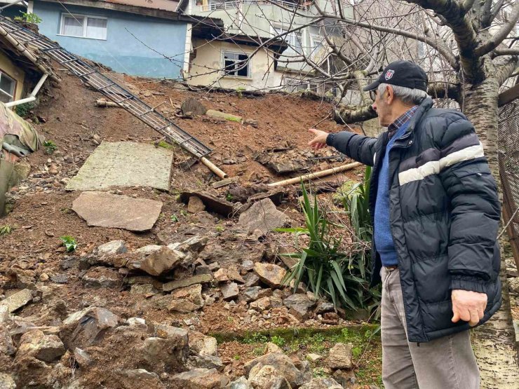 BEYKOZ’DA 5 METRELİK İSTİNAT DUVARI ÇÖKTÜ